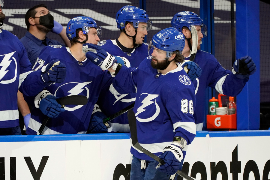 Tampa Bay Lightning versloeg Carolina Hurricanes in de tweede ronde van de play-offs